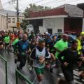 pessoas estão correndo em rua estreita de morro. #paratodosverem