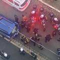 viaturas da Polícia Militar e da guarda municipal além de hmens das duas corporações em trecho de rua. #paratodosverem