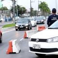 Barreira sanitária bloqueia 13 vans e ônibus de turismo na entrada de Santos