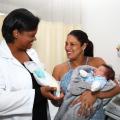 mulher com bebê sorri para enfermeira #paratodosverem 