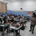 sala de aula com alunos sentadas e professora à frente da lousa. #paratodosverem 