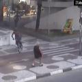 Câmeras flagram suspeito fugindo de bicicleta #paratodosverem 