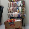 cestas básicas em cadeira #paratodosverem 