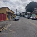 vista geral de rua com carros estacionados. #paratodosverem 