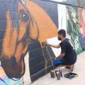 rapaz desenha cavalo em parede #paratodosverem