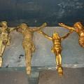 cinco escultura de bronze com Jesus crucificado. #paratodosverem
