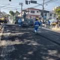 Homens e caminhão de pavimentação no canal 3. #paratodosverem