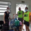 homens de máscara entregam doações #paratodosverem 