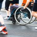 corrida com pessoas sem deficiência e um cadeirante. #paratodosverem