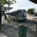 ônibus parado em ponto. #paratodosverem