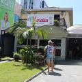 fachada de vila criativa com mulher de costas para a foto entrando na unidade. #paratodosverem 