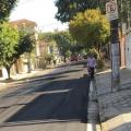 rua asfaltada com homem caminhando. #paratodosverem 