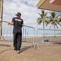 homem coloca cavalete para fechar a praia #paratodosverem 
