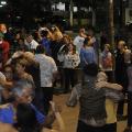 casais dançando e pessoas assistindo #paratodosverem