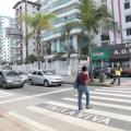 pessoas atravessam a rua em faixa com pintura do faixa viva #paratodosverem