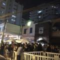 pessoas aglomeradas em bar #paratodosverem
