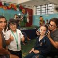 mãe com os alunos mostram abafadores #paratodosverem 