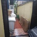 Lixos e colchão em corredor externo da unidade. #pratodosverem