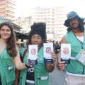 agentes mostram panfletos #paratodosverem 