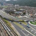 VISTA AÉREA DA ENTRADA DA CIDADE, COM LINHA FÉRREA À ESQUERDA E VIADUTO À FRENTE. HÁ VÁRIAS CONSTRUÇÕES ADIANTE DO VIADUTO. #PARATODOSVEREM