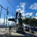 tambores são instalados no monumento por homens em andaimes. #paratodosverem 