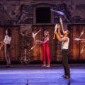 artistas fazem movimentos de circo #paratodosverem