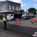 agente observa o trânsito #paratodosverem 