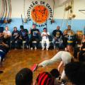 pessoas reunidas em roda com instrumentos musicais #paratodosverem