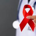 laço vermelho que representa a luta contra o HIV. #paratodosverem