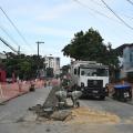 obra em rua com homens e máquina trabalhando. #paratodosverem