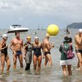 A campeã olímpica tira fotos com participantes da prova já na saída da água. #pracegover