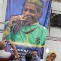 Ana Marcela exibe medalha de ouro em frente a faixa em sua homenagem. #pracegover