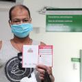 paciente mostra carteira de atendimento #paratodosverem