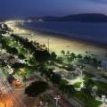 imagem aérea da praia, jardins, avenida e prédios a noite #paratodosverem