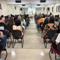 Pessoas no auditório acompanhando o evento #paratodosverem 