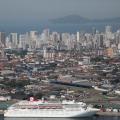 Foto área de Santos com um navio em primeiro plano #paratodosverem