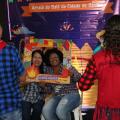 pessoas em brincadeira no arraial #paratodosverem