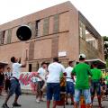 pessoas realizando atividades em frente ao instituto #paratodosverem