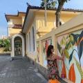 mulher faz pintura em muro da estação #paratodosverem