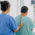 pessoa é atendida por médica #paratodosverem 