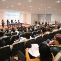 pessoas acompanhando o evento #paratodosverem 