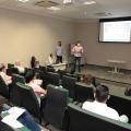 No auditório, pessoas acompanham oficina. #paratodosverem