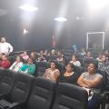 alunos durante a aula em sala de cinema #pracegover 