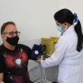 Enfermeira afere pressão de homem #paratodosverem