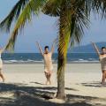 Mulher dançam balé na areia da praia com mar ao fundo #paratodosverem