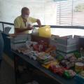 homem coloca doações em mesa #paratodosverem 