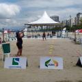 Estrutura com quadra do esporte na praia e pessoa praticando #paratodosverem