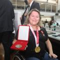 Atleta exibe medalha com medalha paralimpica no peito #paratodosverem