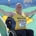 atleta na cadeira de rodas segurando a bandeira do brasil #paratodosverem