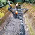 funcionários limpam canal do orquidário #paratodosverem 